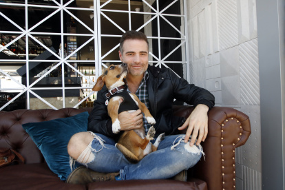 Roberto junto a su perra Mila, a la que considera su hija.

ENTREVISTA CON EL ACTOR ECUATORIANO ROBERTO MANRIQUE. Angelo Chamba. (ag-extra ag-expreso ag-quito)