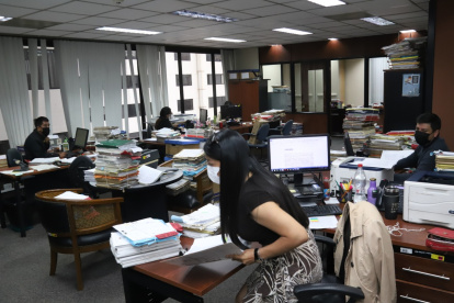 Incomodidad. A los funcionarios judiciales que trabajan en la sala Administrativa les toca convivir con los expedientes arrumados en el piso o cerca de sus espacios de trabajo.