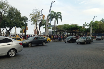 Largas filas se registraron este fin de semana en el punto de vacunación del malecón.