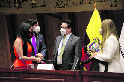 Trámite. La asambleísta Yeseña Guamaní (i) es la interpelante del juicio.