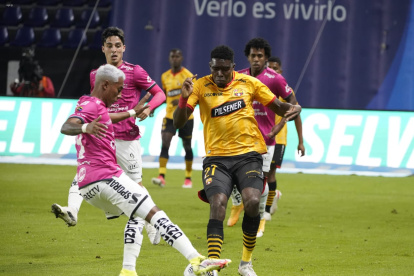 Toreros y rayados se van al descanso con un empate.