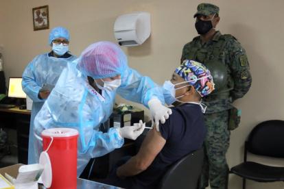 Referencial. Personal de las Fuerzas Armadas brindan seguridad en los centros de inoculación en el país.