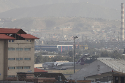 Vista de aviones militares en el Aropuerto Internacional Hamid Karzai, en Kabul, Afganistán, este 30 de agosto de 2021.