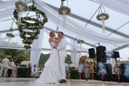 Daniel y Lavinia sellaron su amor en un mágico escenario creado por Julio Tomalá, con  Stephanie Graber como wedding planner.
