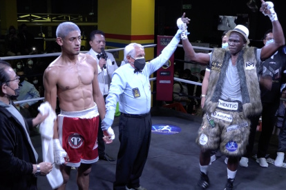 Abel Mina (d) sumó su victoria número 14 en el campo profesional al derrotar por KO técnico al peruano Jesús Avilés (i).