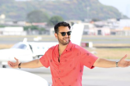 El artista ecuatoriano estuvo de paso por Guayaquil.