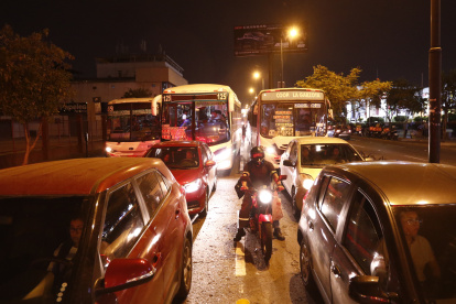 1. Lineas. Son alrededor de una decena de líneas de buses urbanos que transitan por este tramo de la avenida Rodolfo Baquerizo Nazur, en La Alborada.