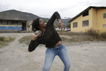 Eliana Méndez, hermana de las medallistas, muestra cómo entrenaban cuando se iniciaban en el lanzamiento de bala.
