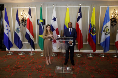La ministra panameña de Relaciones Exteriores, Erika Mouynés (i), y el procurador general de dicho país, Javier E. Caraballo, participan hoy en una cumbre de fiscales de la región, en Ciudad de Panamá (Panamá). EFE/ Bienvenido Velasco