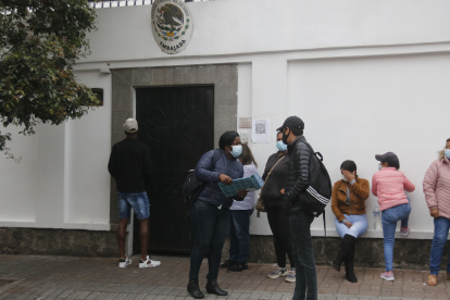 EN LAS AFUERAS DE LA EMBAJADA DE MEXICO ALGUNAS PERSONAS ESPERAN SER LLAMADOS PARA LA ENTREVISTA PARA LA VISA AL PAIS 30 DE AGOSTO DEL 2021 . Angelo Chamba. (ag-extra ag-expreso ag-quito)
