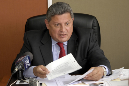 2012. Ese año, Pedro Delgado se fue a la boda de su hijo en Miami, tras reconocer que no estaba titulado.