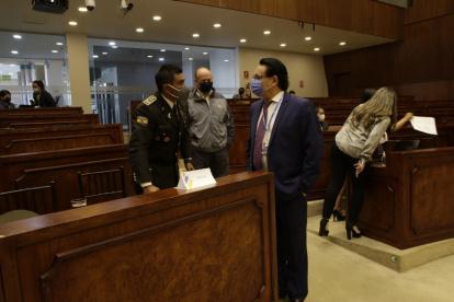 Versiones. El legislador Fernando Villavicencio dialoga con el policía Jhonny Lema, que era seguridad de Carrión.