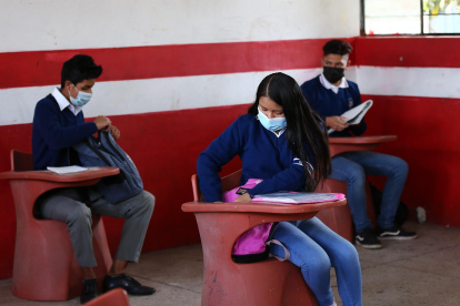 Estudiantes de la Unidad Educativa Agropecuaria Eduardo Salazar Gómez regresan a clases presenciales, a las afueras de Quito (Ecuador).
