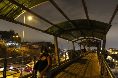 La mayoría de los puentes peatonales ubicados a lo largo de la Perimetral han sufrido el robo de techos y luminarias.