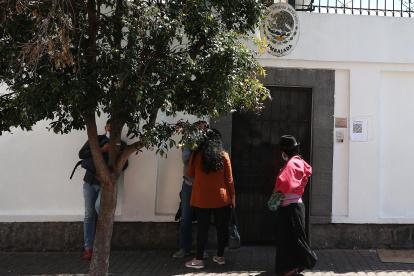 Ciudadanos ecuatorianos esperan para solicitar el visado afuera del consulado de México, hoy en Quito (Ecuador).