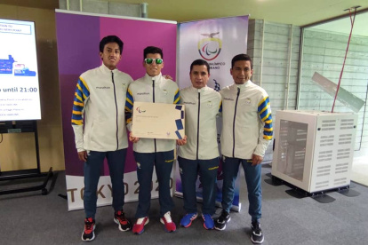 Darwin Castro (c) con el diploma junto a sus guías Diego Arévalo (i) y Santiago Rosero (d), y el entrenador Julio Chuqui.