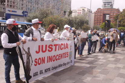 Protesta. Familiares y compañeros de los militares procesados por posible asesinato hicieron un plantón afuera del Complejo Judicial.