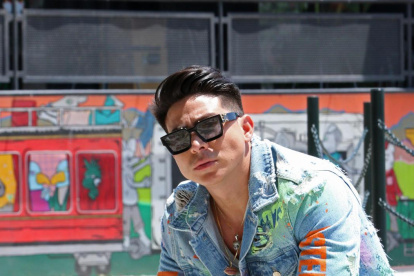 Don Day le saca partido a su personalidad carismática y labia guayaca.