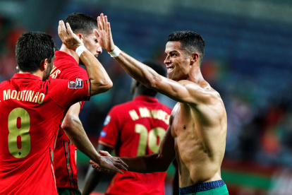 Cristiano Ronaldo (derecha) celebra el gol que marcó para convertirse en el máximo goleador histórico a escala de selecciones.