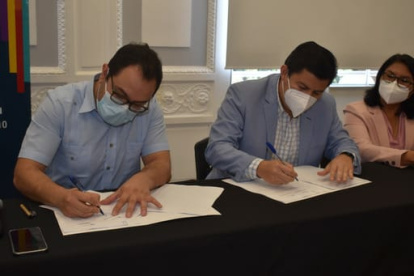 Francisco Morán, rector de la Universidad de Guayaquil y William Herrera, titular de la Universidad de las Artes firmaron el convenio.