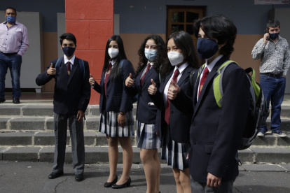 Felicidad. Los estudiantes pudieron verse con sus amigos luego de varios meses de educación en línea.
