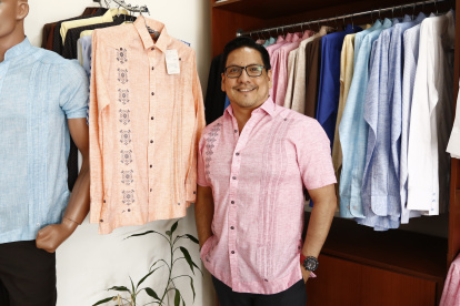 Juan Carlos Orellana, gerente del negocio Guayaberas Orellana.