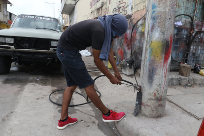 Representación. Uno de los moradores del sur de la ciudad explica cómo con cuchillo cortan los cables de CNT.