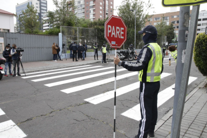 Señalización. Con letreros se controla el tránsito afuera de los colegios.