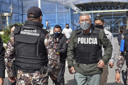 Actividad. El director del SNAI Fausto Cobo hizo un recorrido en la cárcel de Cotopaxi.