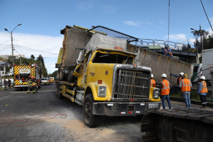 Accidente. Un tráiler se estrelló en la Av. Simón Bolívar a la altura de la Loma de Puengasí.