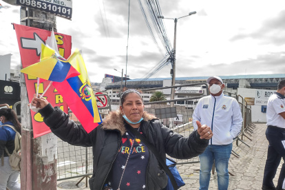 María Cunalata viajó desde Guayaquil para tratar de vender sus productos en los alrededores del estadio Rodrigo Paz Delgado