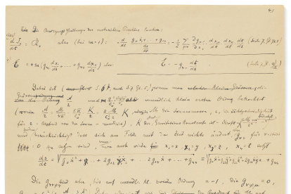 Vista de una de las 54 páginas de un documento manuscrito de Albert Einstein con el que intentaba probar su teoría general de la relatividad, y que será subastado el próximo 23 de noviembre en París.
