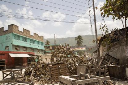 La ayuda llega tras el terremoto que causó cerca de 2.200 muertos y más de 12.000 heridos.