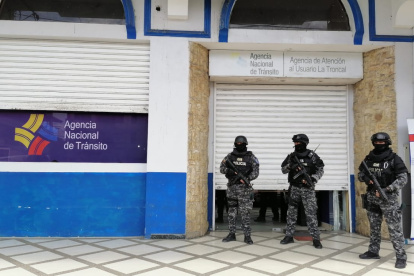 Intervención en una oficina de la Agencia Nacional de Tránsito en La Troncal por los casos de corrupción.