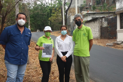 Cita. Vecinos en la reunión con funcionarios municipales.