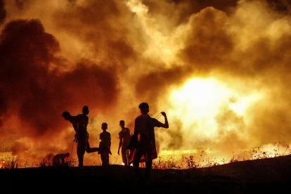 Manifestantes palestinos queman neumáticos durante una manifestación a lo largo de la frontera entre la Franja de Gaza e Israel.