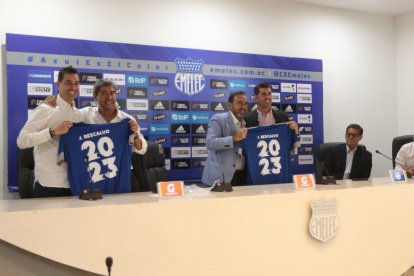 Los hermanos Rescalvo junto a los directivos eléctricos con las camisetas conmemorativoas.