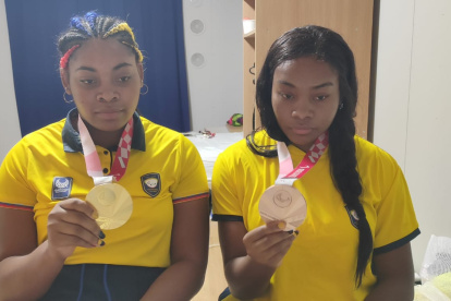 Galardones. Poleth Mendes (i) y Anaís Méndez, medallistas paralímpicas ecuatorianas, muestran sus preseas ganadas en Tokio.