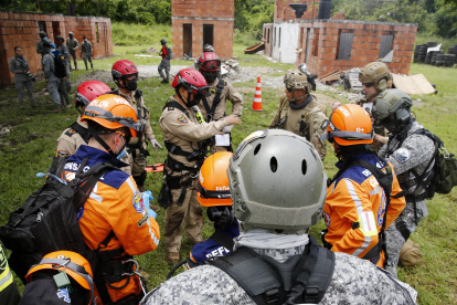 Socorristas participan en un simulacro de terremoto durante una jornada del ejercicio de cooperación internacional "Cooperación VII y Ángel de Los Andes III.