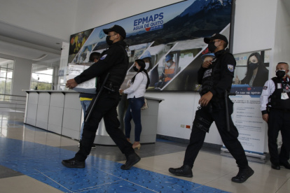 Incautaciones. De la empresa Agua de Quito los agentes investigadores se llevaron varios documentos.