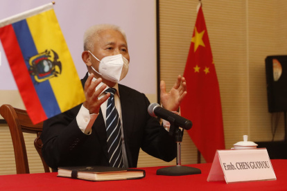 El embajador de China en Ecuador, Chen Guoyou, en rueda de prensa para hablar sobre la conversación entre los presidentes de ambas naciones.