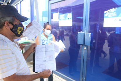 CLIENTES DE CNEL, SE QUEJABAN POR NO PODER PAGAR SUS PLANILLAS EN LA GARZOTA, POR SUPUESTO CIERRE AL MEDIO DÍA........FD: MIGUEL CANALES...20-05-2021