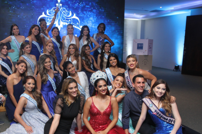 Las candidatas junto al equipo de la organización Reina de Guayaquil.