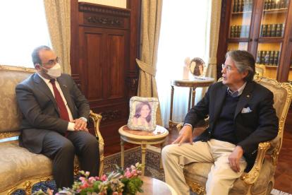 Fotografía cedida por la Presidencia de Ecuador que muestra al mandatario ecuatoriano Guillermo Lasso (d) durante una reunión con el nuevo presidente del Banco de Desarrollo de América Latina (CAF), Sergio Díaz Granados, en Quito.