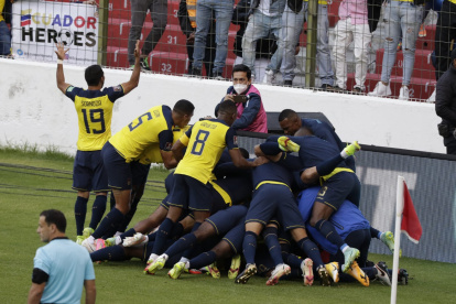 La selección de Ecuador derrotó 2-0 a Paraguay en el estadio Rodrigo Paz Delgado.
