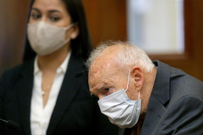 03/09/2021 16:25 (UTC)
Crédito:
EFE
Fuente:
EPA/BOSTON GLOBE POOL
Autor:
DAVID L. RYAN / POOL
Temática:
Justicia e interior » Poder judicial » Administración de justicia
Religión y credos » Religión católica
El cardenal expulsado Theodore McCarrick (derecha) aparece en su comparecencia ante el Tribunal de Distrito de Dedham acusado de agredir sexualmente a un joven de 16 años durante una recepción de boda en Wellesley College en 1974. en Dedham, Massachusetts.