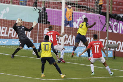 Ecuador derrotó a Paraguay por 2-0 en el regreso de los aficionados a los estadios