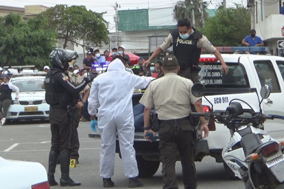Escena. Un cuerpo es trasladado en el balde de un patrullero de Policía.