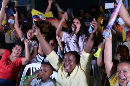 Narcisa España, madre de Kiara Rodríguez, levanta los brazos en señal de júbilo al ver lograr medalla a su hija.