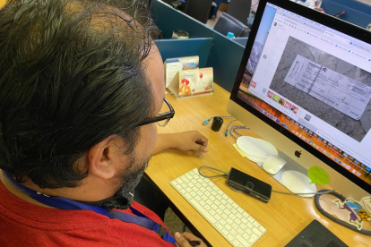 Referencia. Un vendedor analiza el comprobante de un cheque tras la venta de un producto en Internet.